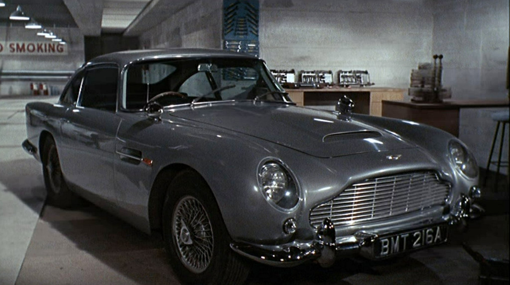 Aston Martin DB5 - James Bond Gadgets