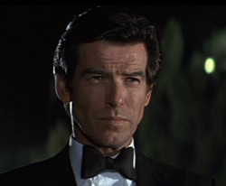 Pierce Brosnan como James Bond en Goldeneye (1995)