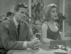 Roger Moore como James Bond en un sketch de comedia de 1964