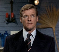 Roger Moore como James Bond en Vive y deja morir (1973)