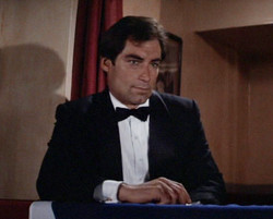 Timothy Dalton como James Bond en The Living Daylights (1987)